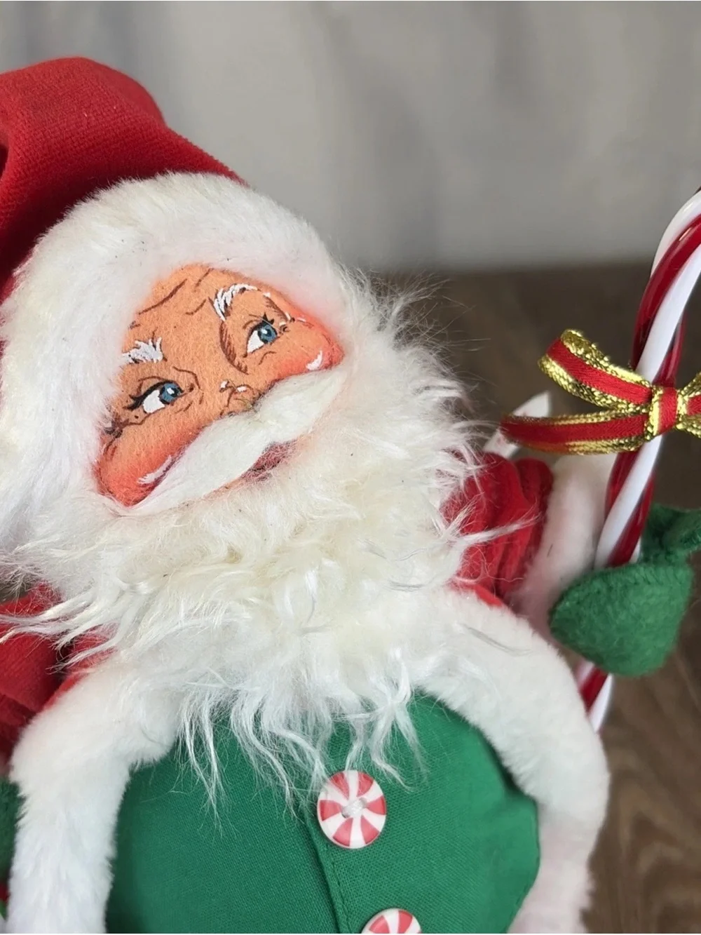 Annalee 2004 Peppermint Santa with Basket of Peppermints & Candy Cane 10” Tall